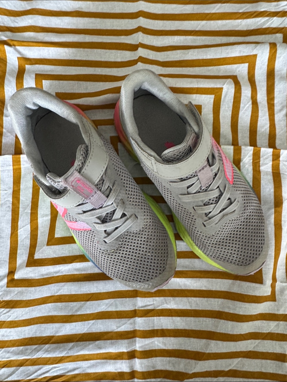 New Balance Kids Fresh Foam Arishi v4 Gray Rainbow Sneaker Size 12